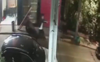 Video: El momento en que un PDI balea a dos ladrones y frustra robo a local de comida