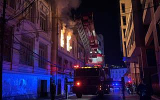 Incendio afecta a tradicional restaurante en Valparaíso: Bomberos indaga origen del fuego