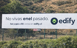 "No vivas enel pasado": El cartel publicitario en Vitacura que abrió un conflicto entre una startup y Enel