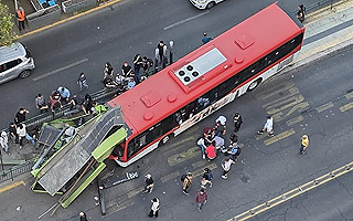 Bus del sistema RED choca con paradero y deja al menos cuatro heridos en Vicuña Mackenna