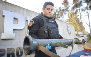 Capaces de traspasar blindados: Cómo son los lanzacohetes de guerra descubiertos a banda en Limache