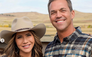 El incómodo momento de Kristi Noem, exsecretaria de Seguridad de Trump: Fotos revelan la "doble vida" de su marido