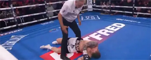 Polémica en el boxeo: Peleador tumba cuatro veces a su rival, pero termina noqueado y se lanzan contra el juez... Revisa las imágenes