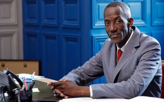 Cómo la elección de un alcalde negro sacó a relucir un racismo profundamente arraigado en Francia