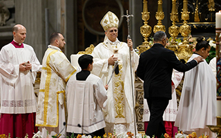 Papa León XIV preside su primera Vigilia Pascual y llama a no dejarse "paralizar" por la guerra