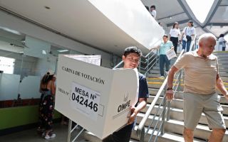 Elecciones en Perú: Amplían una hora la jornada electoral tras retraso en llegada de material a centros de votación