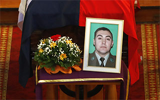 Madre de carabinero asesinado en Puerto Varas acusa que fue "emboscado" y critica a la Fiscalía