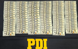 Detienen a extranjera por contrabando y cohecho en el aeropuerto de Santiago: Tenía US$130 mil adheridos a su cuerpo