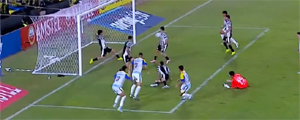 "¿Cómo no fue gol?": Mira el "milagro" que le impidió anotar a Vicente Pizarro en la Libertadores