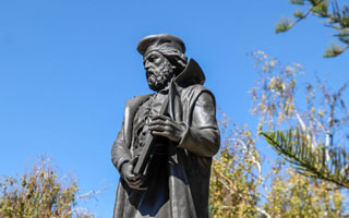 Esculturas de Johannes Gutenberg y Johann Fust vuelven al cerro Santa Lucía tras ser vandalizadas en estallido