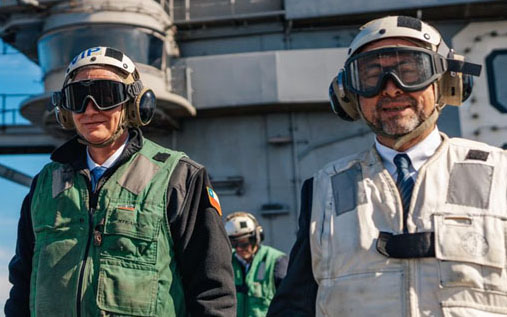 Vestido para la ocasión: Presidente Kast visita portaaviones estadounidense USS Nimitz en Coquimbo