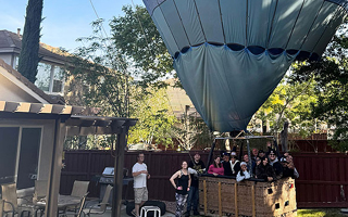 Video | "Acaban de aterrizar": La sorpresa de un hombre al hallar un globo aerostático en el jardín de su casa