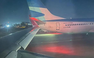 Choque en aeropuerto: Latam reconoce que avión "tuvo contacto con aeronave de Aerolíneas Argentinas"
