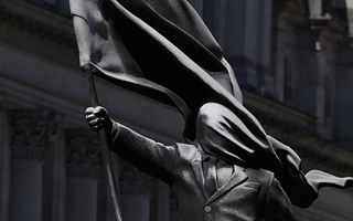 Fotos | Aparece en Londres una estatua con la supuesta firma de Banksy: El artista no ha confirmado su autoría