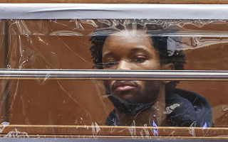 Varias puñaladas y una sierra: Revelan detalles del macabro crimen de joven por el que acusan al cantante D4vd