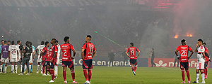 Escándalo en Colombia: Cancelan el partido DIM-Flamengo por la Libertadores tras graves incidentes de los hinchas... Revisa imágenes