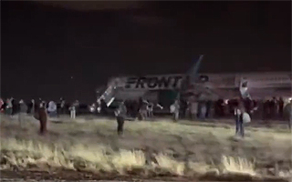 Video: El momento en que avión atropelló y dio muerte a una persona en pista de aterrizaje en Denver