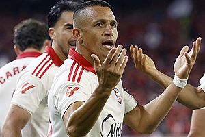 Los elogios de su entrenador y la prensa española para el partido que hizo Alexis en el triunfazo del Sevilla