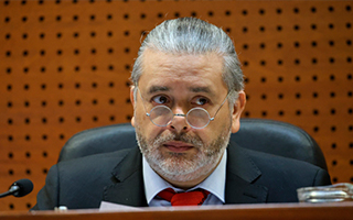 Corte absuelve a juez Urrutia por viajes al extranjero con licencia pero reprocha: "Es una falta de prudencia"