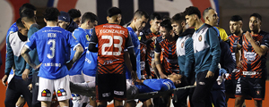 Salió en ambulancia del estadio: Revisa el tremendo golpe que recibió Zampedri en el rostro y que genera preocupación en la UC
