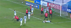"No se puede creer": Mira el insólito gol que eliminó a Racing de la Sudamericana y que la Conmebol tildó de "curiosidad del año"