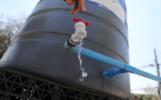 Hoy inicia megacorte de agua de 36 horas en 8 comunas de la RM: Revise zonas afectadas y puntos de abastecimiento