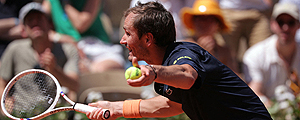 Primer gran batacazo en Roland Garros... El 8 del mundo es eliminado por un invitado: Mira el curioso reto de su esposa y la contundente explicación de la derrota