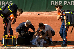Dramáticas escenas en Roland Garros: Jakub Mensik, 27 del mundo, colapsa en plena cancha tras ganar un partido de casi 5 horas
