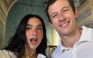 Dua Lipa y Callum Turner se casarían el primer fin de semana de junio en Palermo: Elton John sería su testigo