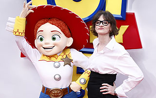 Fotos | Joan Cusack sorprende al asistir a preestreno de "Toy Story 5": Actriz estaba alejada de las alfombras rojas