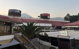 Entre peluquerías y bajo flujo: Los crudos días de Los Cobres de Vitacura, ícono arquitectónico del sector Oriente