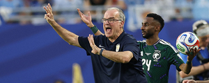 Bielsa hace fuerte autocrítica tras empate de Uruguay y se molesta por pregunta extrafutbolística: "¿Tantas cosas hay que explicar?"