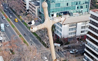 Gestionan grúa torre para retirar inclinada cruz de iglesia en Viña