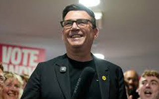 Reino Unido: Alcalde de Manchester gana escaño en el Parlamento y amenaza al liderazgo de Starmer en el laborismo