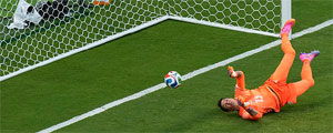 Bielsa lo reemplazó en el entretiempo... Mira el grosero error de Fernando Muslera en el gol de España ante Uruguay