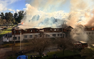 Video | Incendio afecta a regimiento del Ejército en Osorno: Bomberos declaró alarma