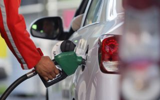 Petróleo roza los US$90 y volverían las alzas de combustibles a Chile