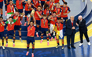 Se quedó junto a los campeones: La insólita imagen de Trump tras el triunfo de España en el Mundial