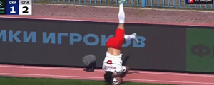 Con voltereta incluida: Revisa la tremenda acrobática asistencia que se vio en el fútbol de Rusia y que da que hablar en redes sociales
