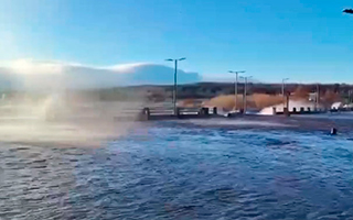 Video: Fuertes vientos y alto nivel del lago Villarrica provocan inundación en la costanera