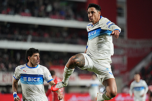 Zampedri le salva un empate a la UC en Argentina por la Libertadores, pero el goleador se pierde la vuelta en el Claro Arena