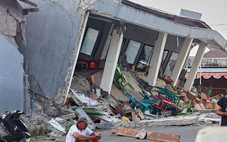 Indonesia eleva a 68 el número de fallecidos tras el terremoto de magnitud 7,7