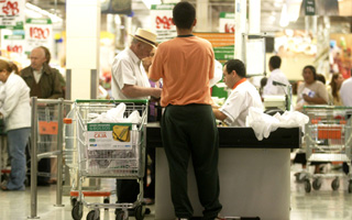 ¿El regreso de los empaquetadores?: El extinto oficio reaparece en supermercados con un nueva modalidad