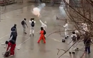 Mineduc critica uso de fuegos artificiales de overoles blancos en "ritual" en liceo de Talca: "Transgrede la legalidad"