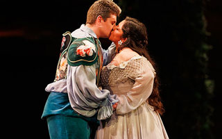 Los Montesco y los Capuleto en el Municipal de Santiago: "Romeo y Julieta" en cartelera hasta el sábado