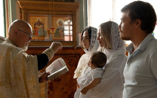 Alexandra Litvinova sube fotos del bautizo de su hija sin Alexis Sánchez: Ceremonia fue al estilo ruso