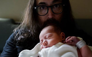 Fotos | Nace el primer nieto de John Lennon: Su hijo Sean fue padre a los 50 años junto a su pareja Charlotte Kemp Muhl
