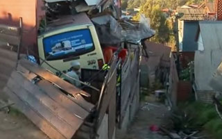 Conductor de microbús pierde el control y choca con casa en sector de Playa Ancha en Valparaíso