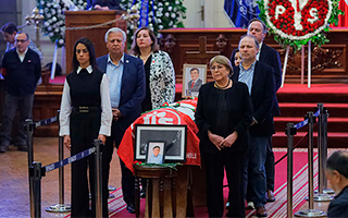 El último adiós a Camilo Escalona: Boric, Bachelet y figuras de distintos sectores despidieron al histórico socialista