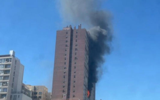 Incendio afecta a edificio de gran altura en Santiago: Bomberos evacua a residentes